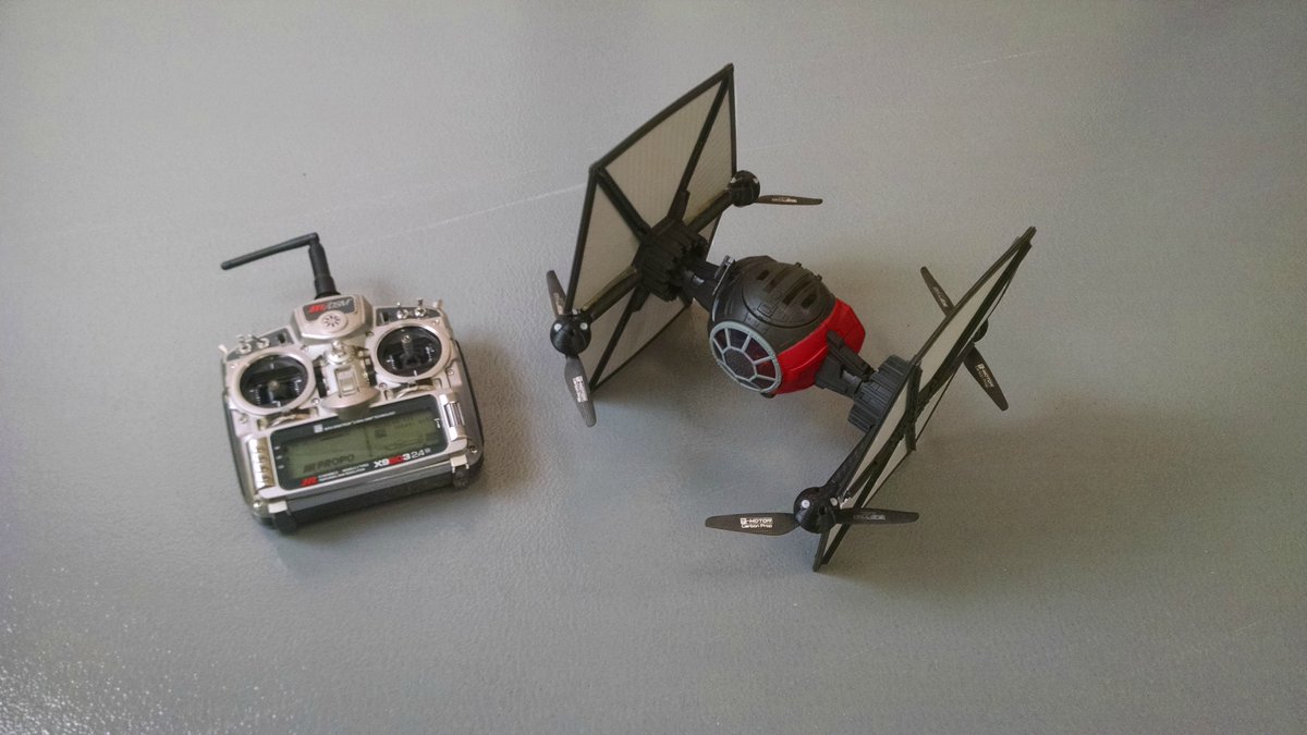 fauteauxjouets's tweet photo. Il détourne un jouet de Tie Fighter pour le transformer en #drone ! - https://t.co/HlxHWqQyDM cc @cest_FPV - https://t.co/bhEKyPD5Rj
