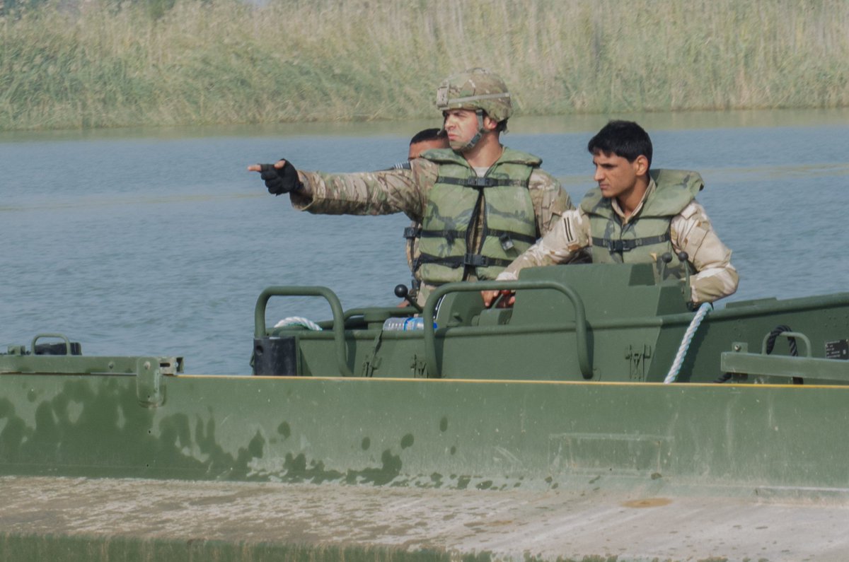 تدريبات الجيش العراقي الجديده على يد المستشارين الامريكان  - صفحة 2 CVJO8icVEAAJr00
