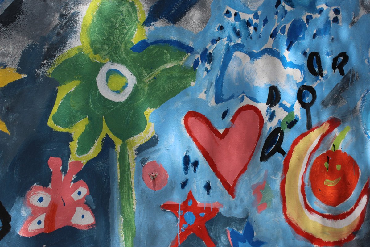 JusticiaRM's tweet photo. Mural pintado por niños y niñas del Creden San Miguel.  Seremi de Justicia por el buen trato infantil. https://t.co/4Hl8KD4NDR