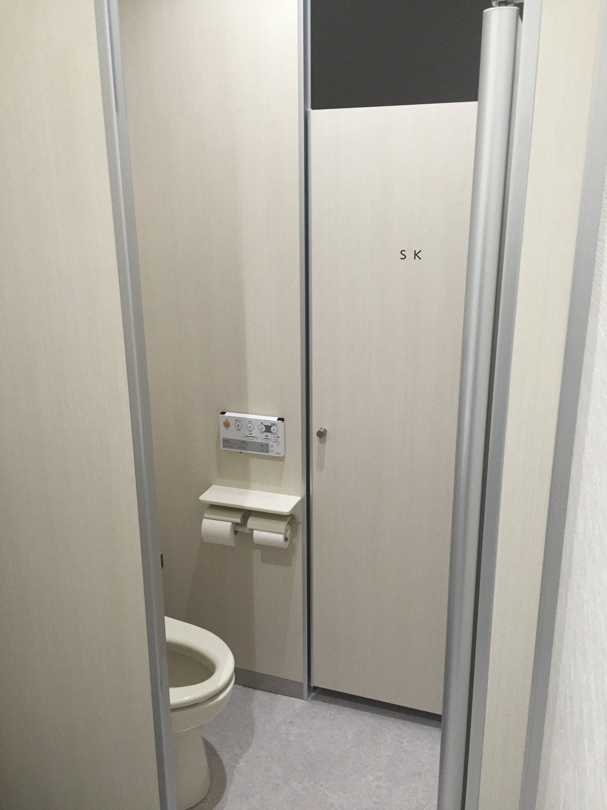 Kentaro Fukuchi 先日おとずれた某所のトイレの個室 入ってさらに扉があり 掃除用具入れ になっていたのだが この構造はさすがにまずいのではないか 女子トイレの方がどうなっていたのかは未確認だが 男子トイレでもこの構造はかなり怖い T Co