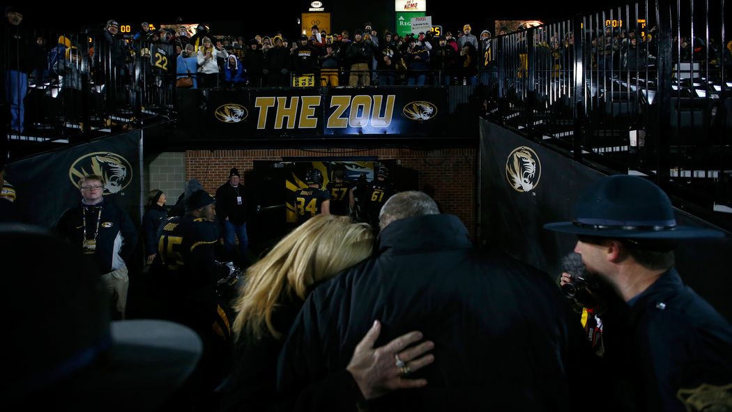 bloghuddle's tweet image. Congrats to @SBNation's feat. blogs @rockmnation @fearthefin @PrideOfDetroit @BrightSideSun blog.sbnation.com/2015/12/1/9821…