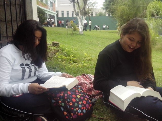 aryfernandez12's tweet photo. @imaginator1dx My friends reading After 2 and 3 in the school We love so much !!!! ♥ https://t.co/ZvNHnkqS2d