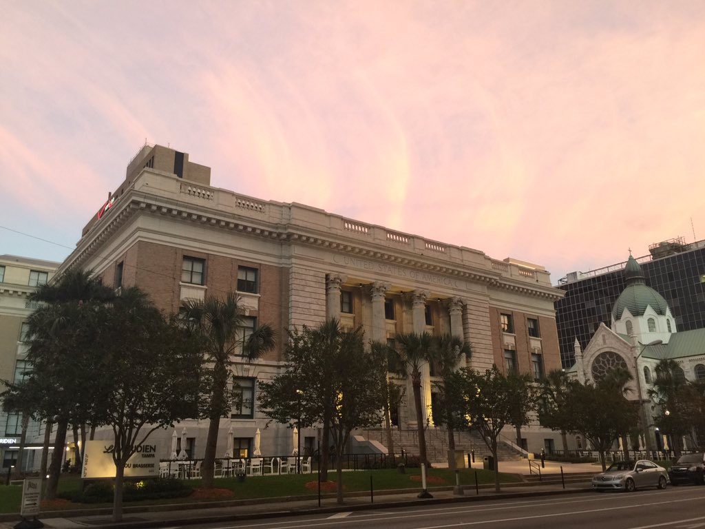 SalRosaTampa's tweet photo. Cotton candy skies and crafted cocktails ☁️ | The perfect way to spend the Happiest of Hours. #RedefineDiscovery https://t.co/otV2uKhpQy