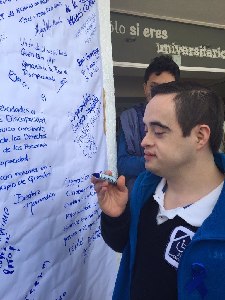 Firmando la campaña "Yo Sí Respeto"