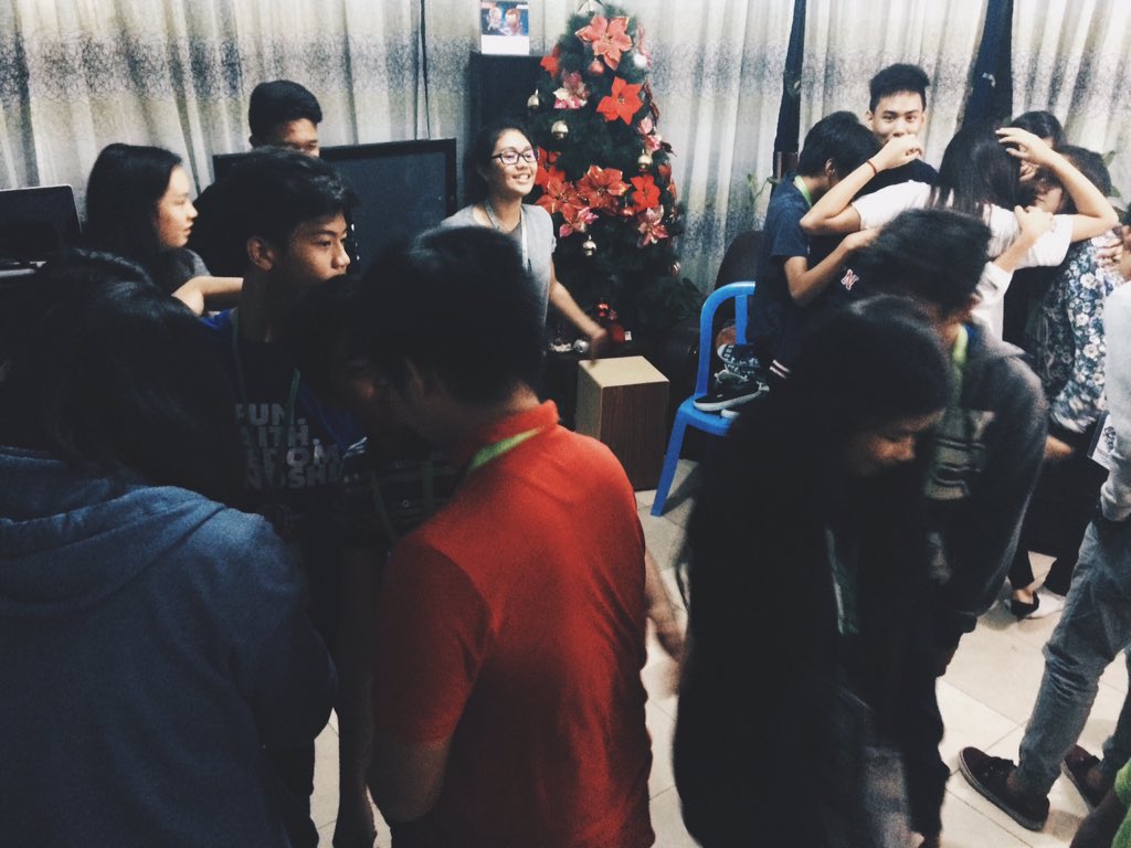 cfcyfcauh's tweet image. Now happening: icebreaker! Cluster A plays 'Footprints in the Sand' 💯 #CampArise #clusterA