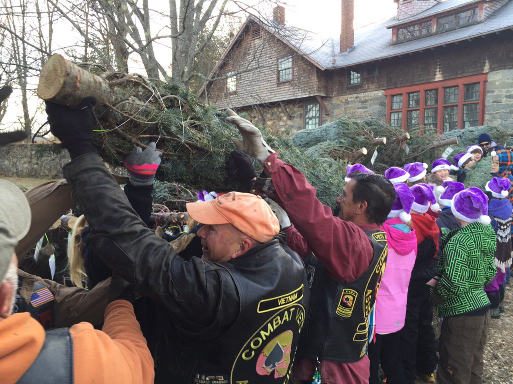 WMUR9's tweet photo. Trees for Troops sending 450 Christmas trees from #Bethlehem to military families in Missouri  https://t.co/LxCfgOUOa8 via @MikeCroninWMUR