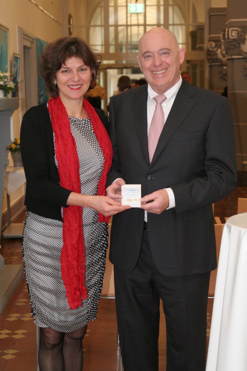 Stadt #Kassel verleiht Benno Prange goldene #Ehrennadel für soziales Engagement bit.ly/ehrennadel (mic) https://t.co/ULaZZwCdgq