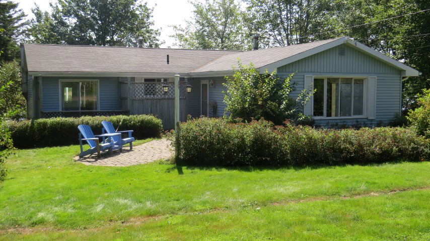 HomeKeyRentals's tweet image. Lakefront living Year round fun #skating #swimming #MountUniacke  #Forrent Avail Now $1295 homekeyrentals.com