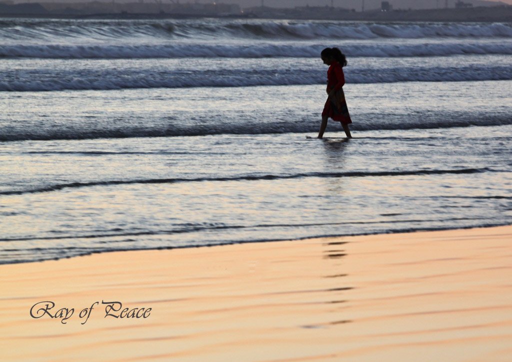 NephKiran's tweet photo. #deepthoughts #girl #walking #sea #beach #waves #Karachi #Pakistan #thoughts #peace #peaceful https://t.co/70BcxIOl2s