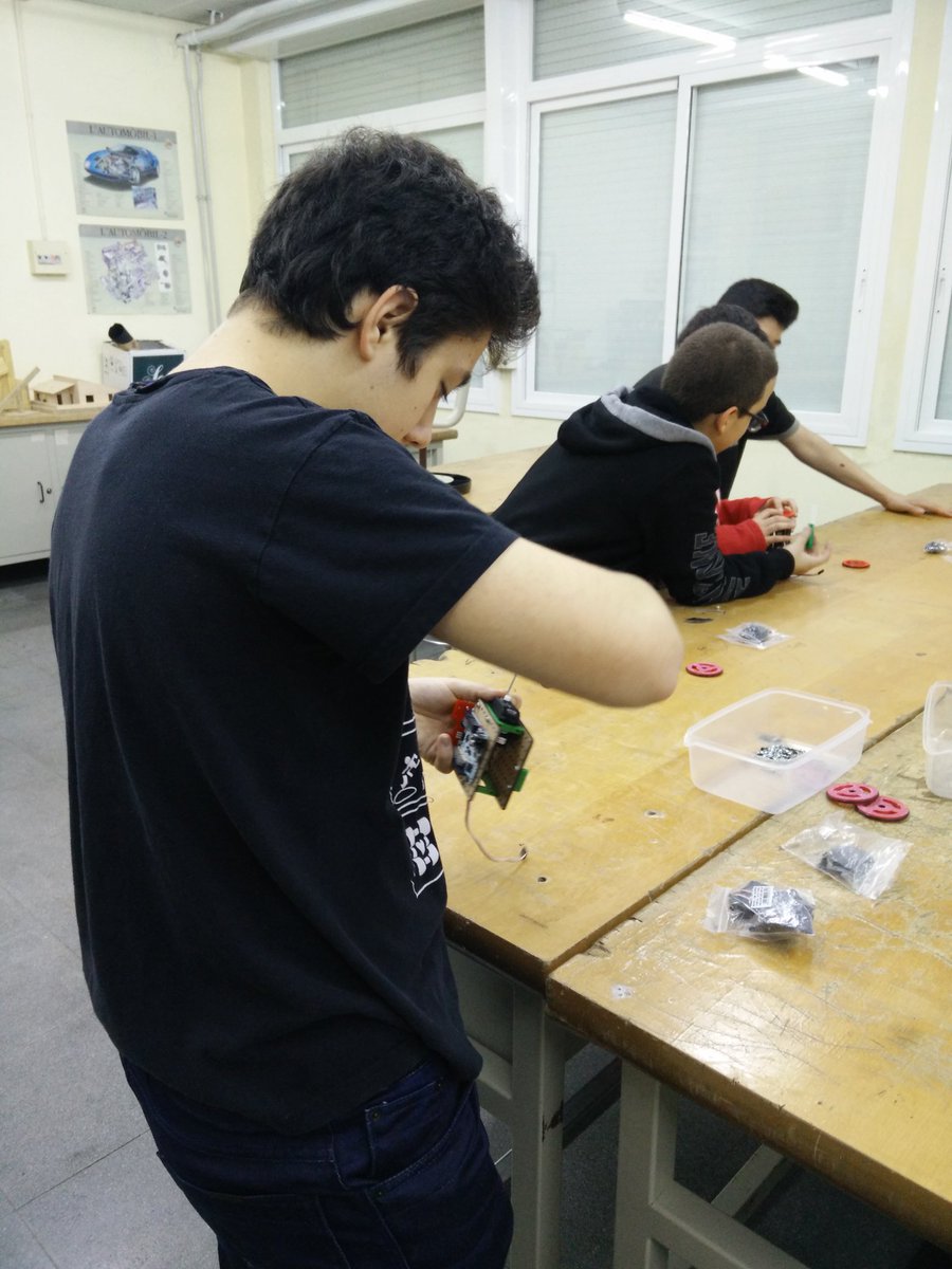 Make_and_Learn's tweet photo. Muntant #robots #ModBots a l'extraescolar de #robòtica a l'Institut Antoni Cumella @BlogCumella de #Granollers. https://t.co/WRB7j8NbKk