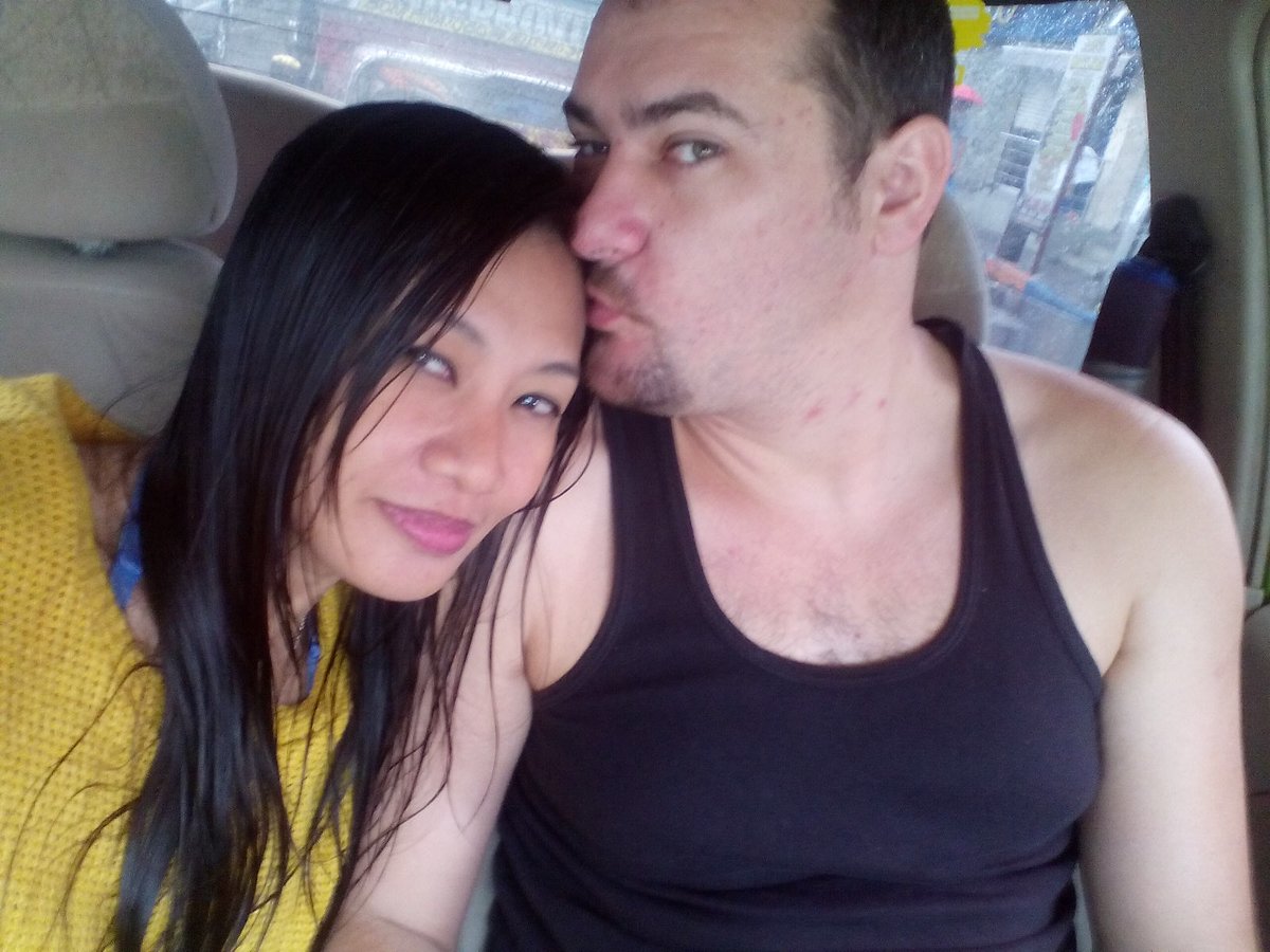 _atteirneh's tweet image. So who's this man next to me? 🤔😝💑
....my enemy?😆 boyfriend?😍
Special friend?😂
#alwaysbusy #lostbf #firstupload