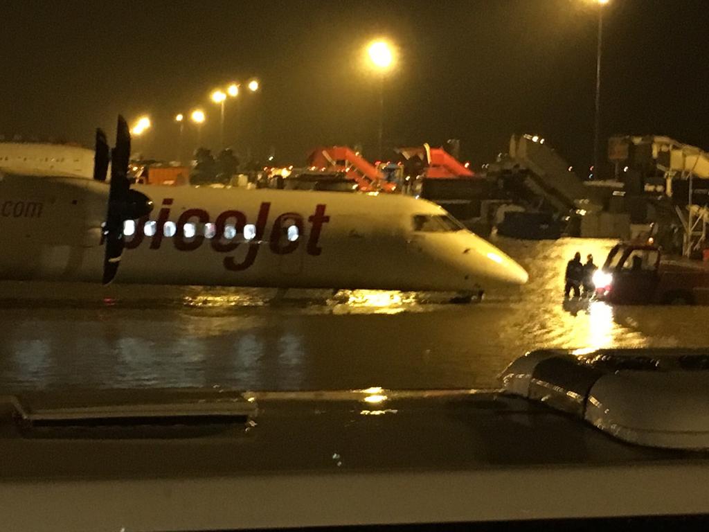 Ahmedshabbir20's tweet image. Chennai Airport now #chennairains  pic courtesy : @RKKrishnan