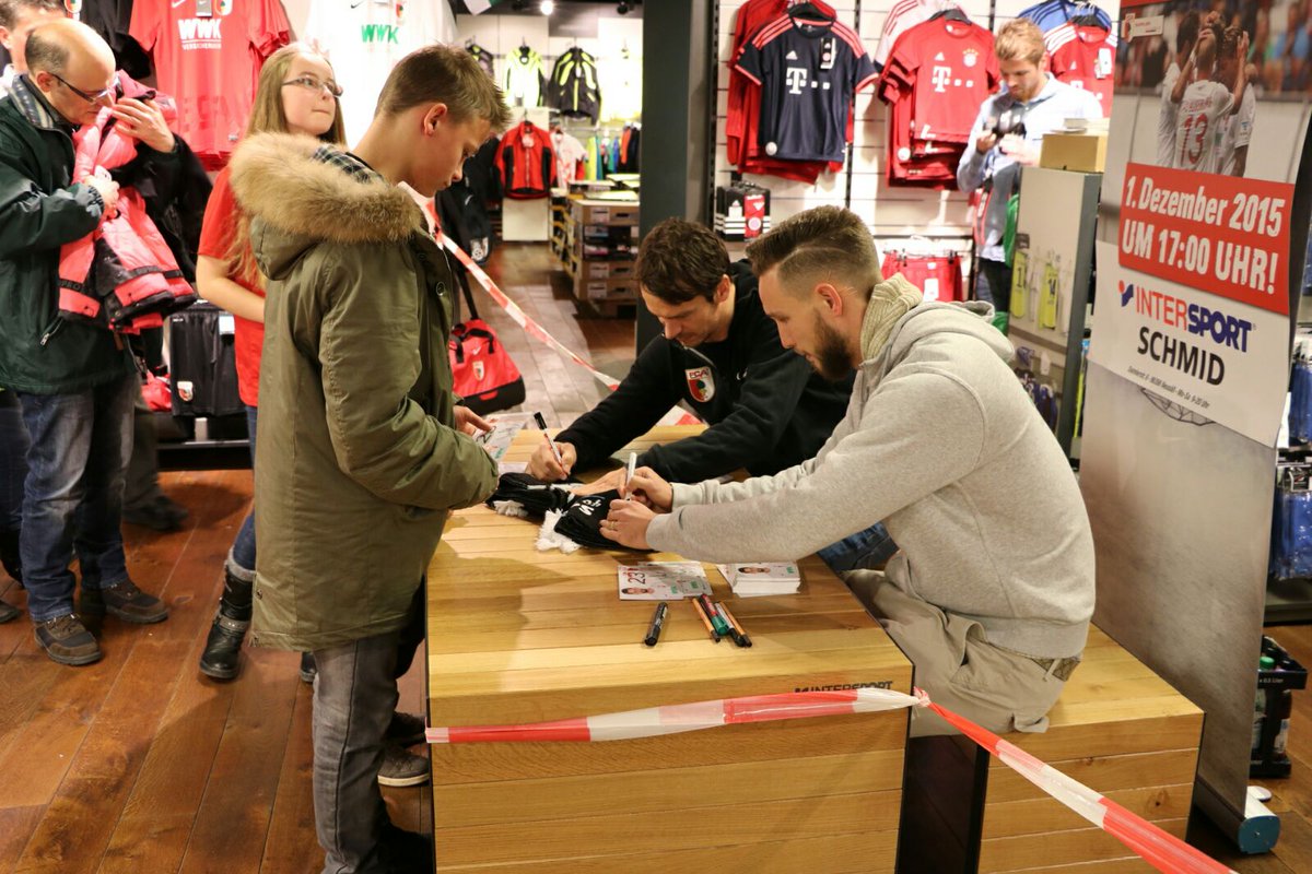 Die #FCA-Profis <a href="/TimMatavz9/">Tim Matavz</a> &amp; Markus #Feulner geben eine Autogrammstunde bei Schuh Schmid in Neusäß. Schaut vorbei!