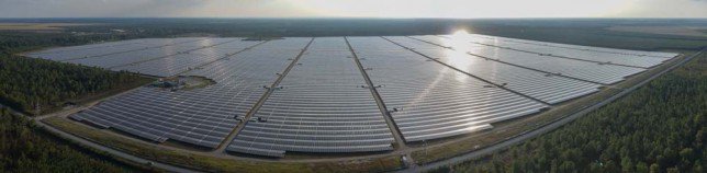 reflectsun's tweet photo. La + grande centrale #photovoltaique d'Europe #Gironde #COP21 #soleil #energiesrenouvelables https://t.co/MUGqjseNzC https://t.co/xsdUS56BOG