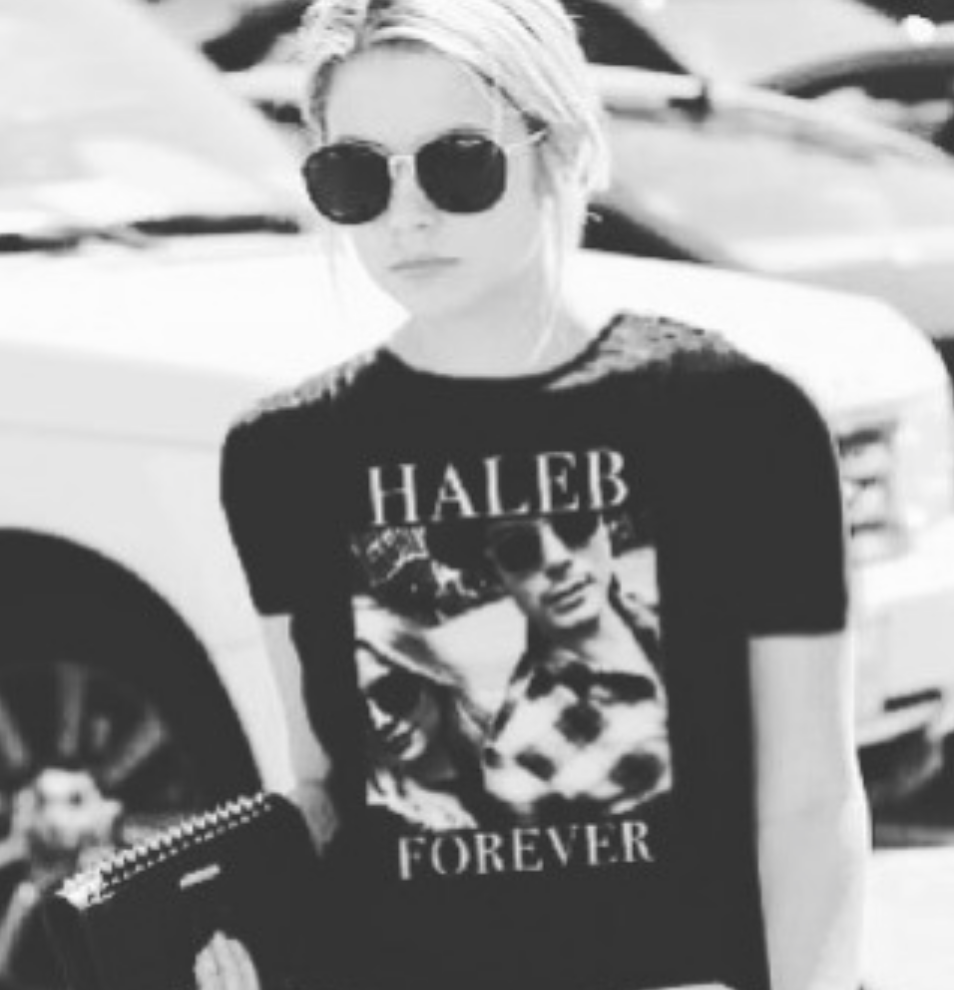 LivealikeFR's tweet photo. #AshleyBenson lance son sweat en hommage à #PrettyLittleLiars #Haleb #PLL @_PLL_France https://t.co/NLojWMxfM3 https://t.co/dhAGqTvdbg