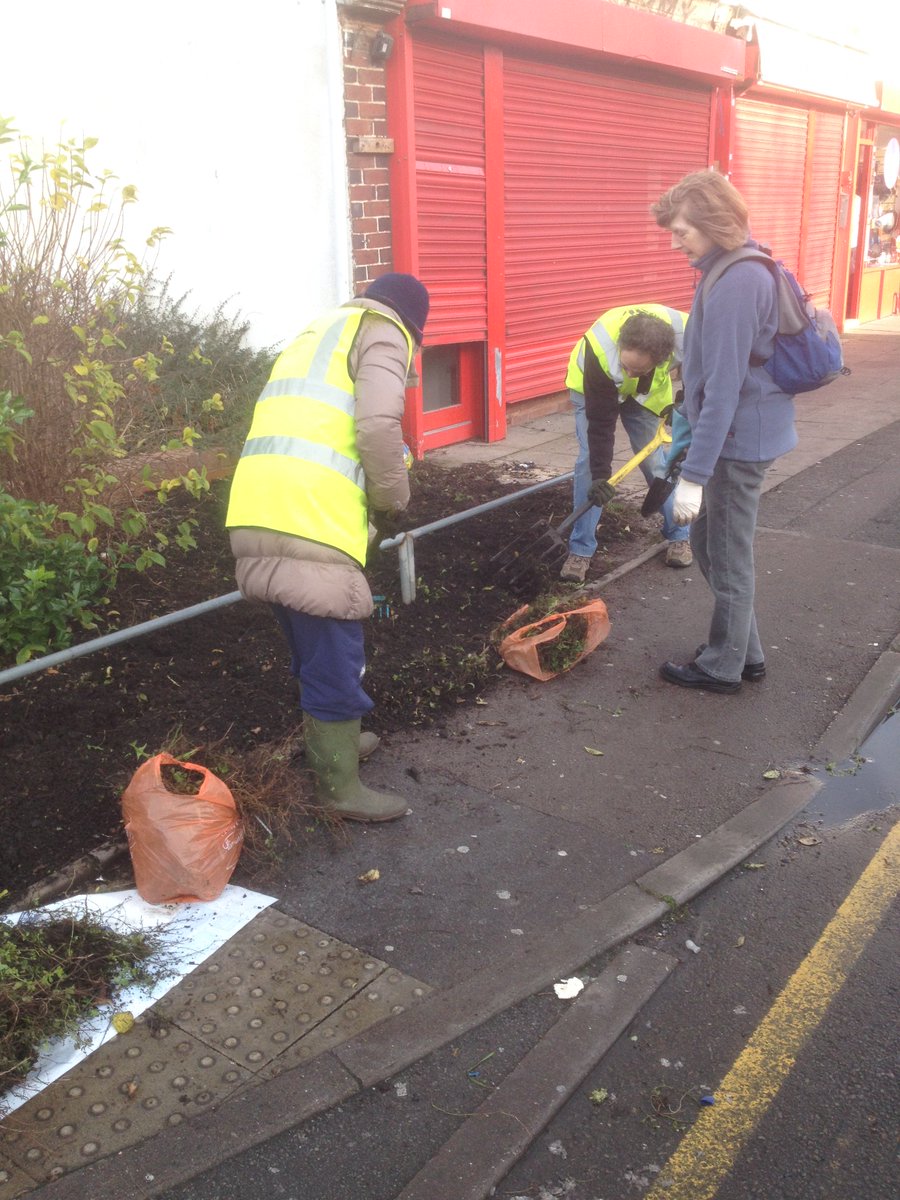KingsHeathRF's tweet photo. Giving our planters some tlc today! Well done @MKHNW @KHTransition @lukeeholland97 @enjoykingsheath https://t.co/FQmb2v2eaL