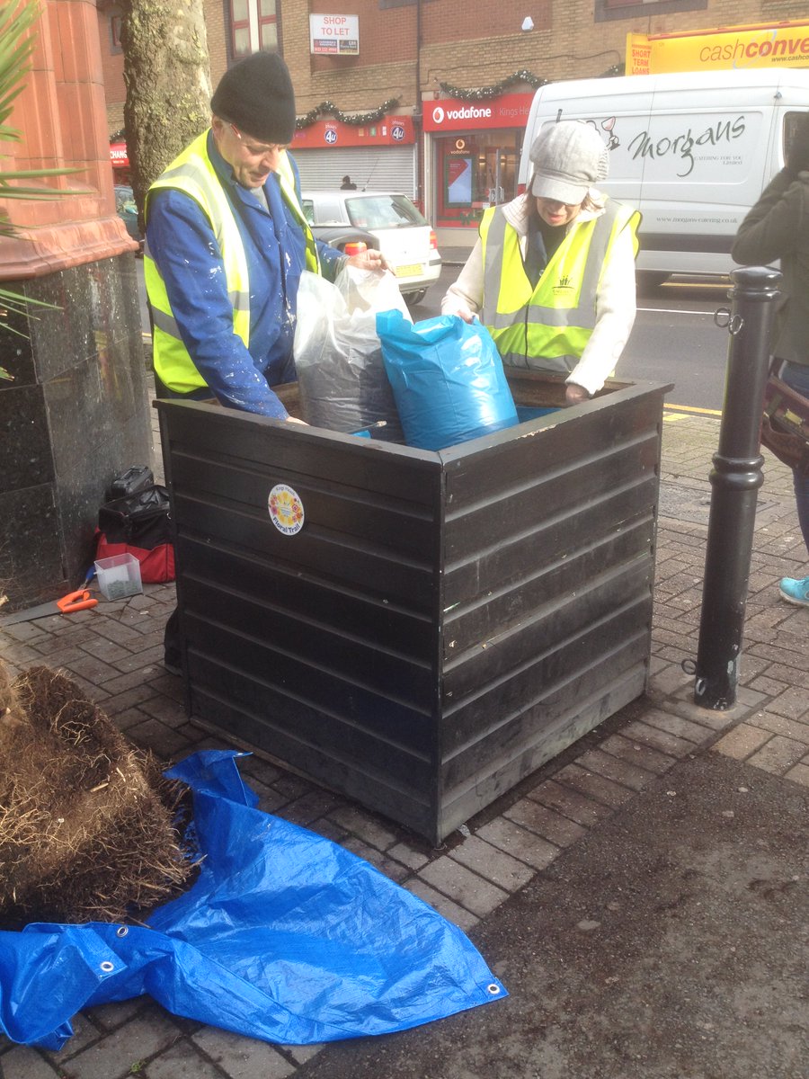 KingsHeathRF's tweet photo. Giving our planters some tlc today! Well done @MKHNW @KHTransition @lukeeholland97 @enjoykingsheath https://t.co/FQmb2v2eaL