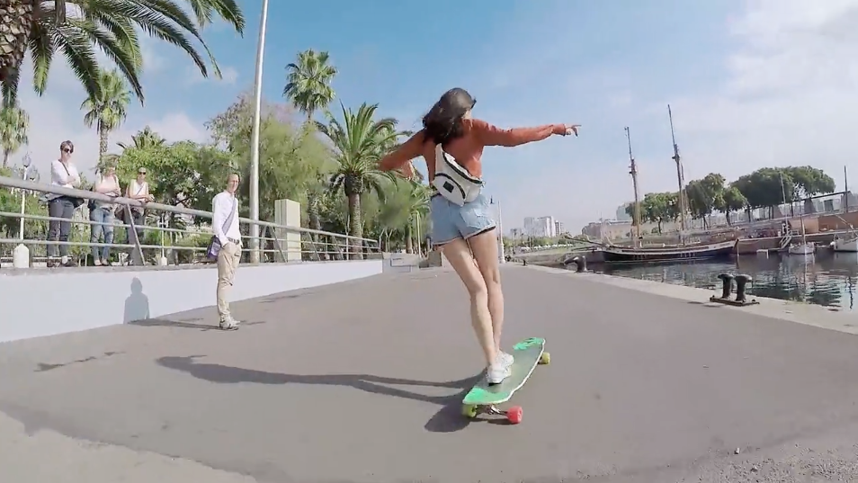 Cronic0rn's tweet photo. Entre #dance et #longboard merci Ko Hyojoo #Barcelona #skateboarding #GoPro @GoPro @GoProFr https://t.co/M9kj5pkRUT https://t.co/1mVdP2l5H3