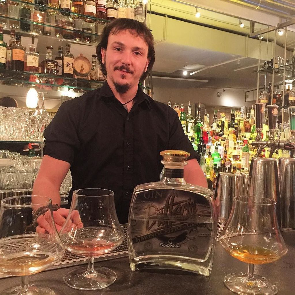Maceraciones ingeniosas con <a href="/dufferingin/">Dufferin Gin</a> en #Lausanne #suisse #SoyGintonic Merci Mr Romain