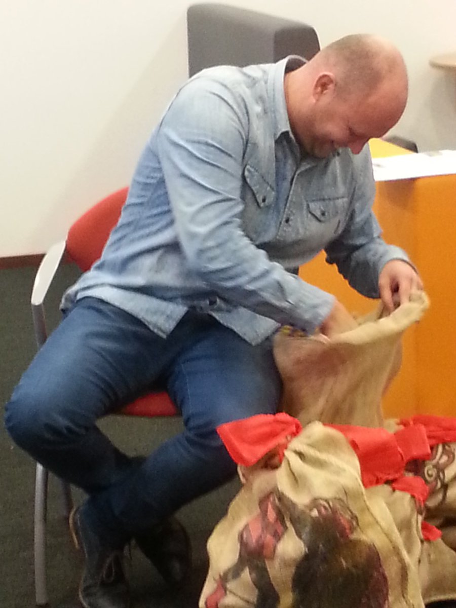 bsemmaus's tweet photo. O kom er eens kijken .... Sint waardeert het harde werken van Joris! https://t.co/0V9cnLcFYV