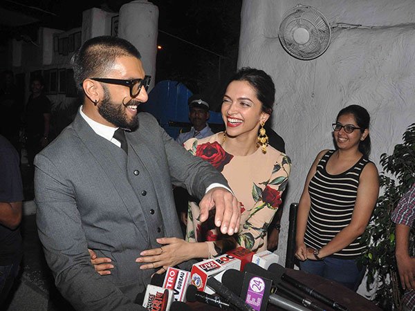 RanveerPlanet's tweet photo. [PICS] Ranveer Singh and Deepika Padukone at #Tamasha success bash yesterday. https://t.co/Pyu9zNyCn1