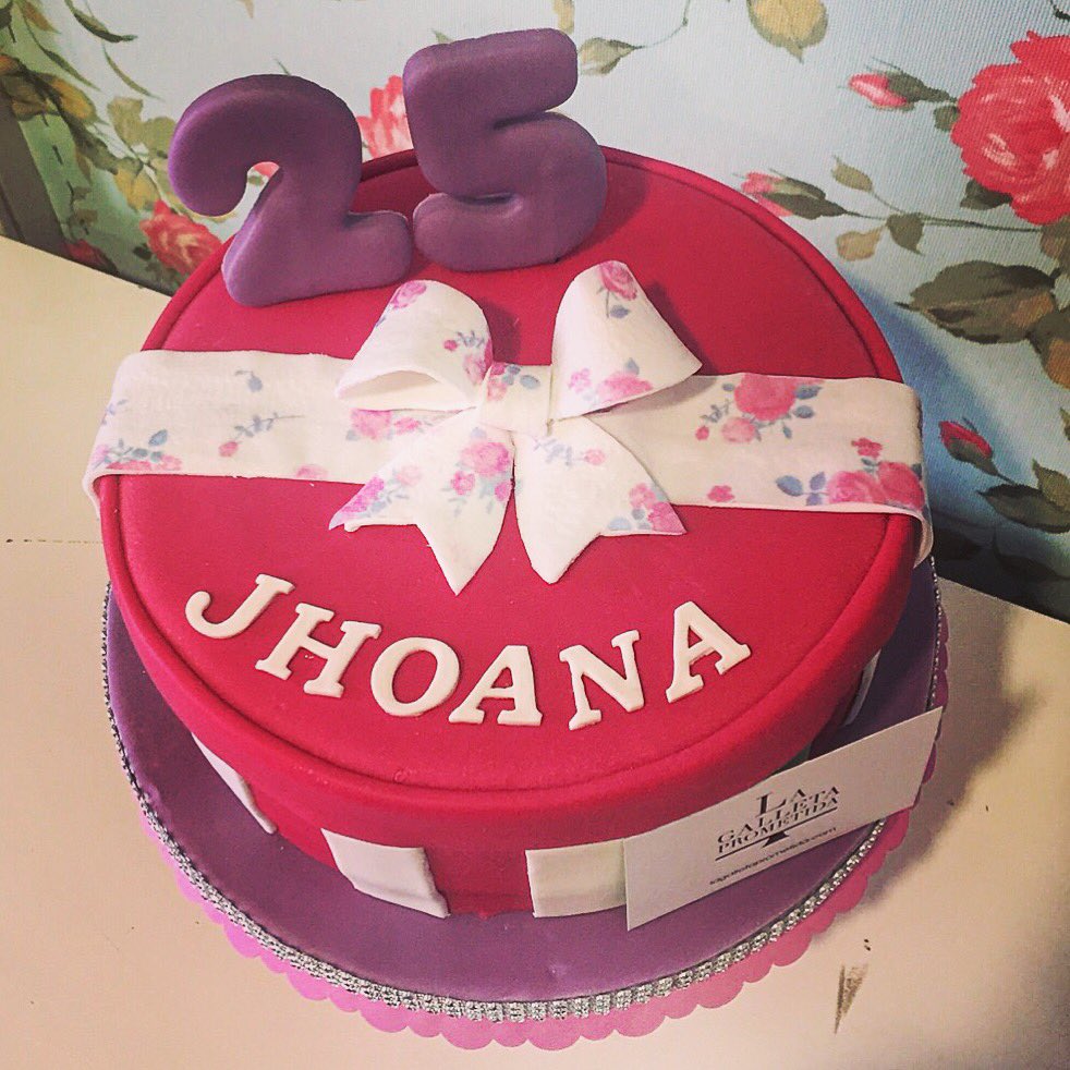 DecoGalletas's tweet photo. Tarta de cumpleaños que hemos entregado estos días https://t.co/LhUnrDJW4t
