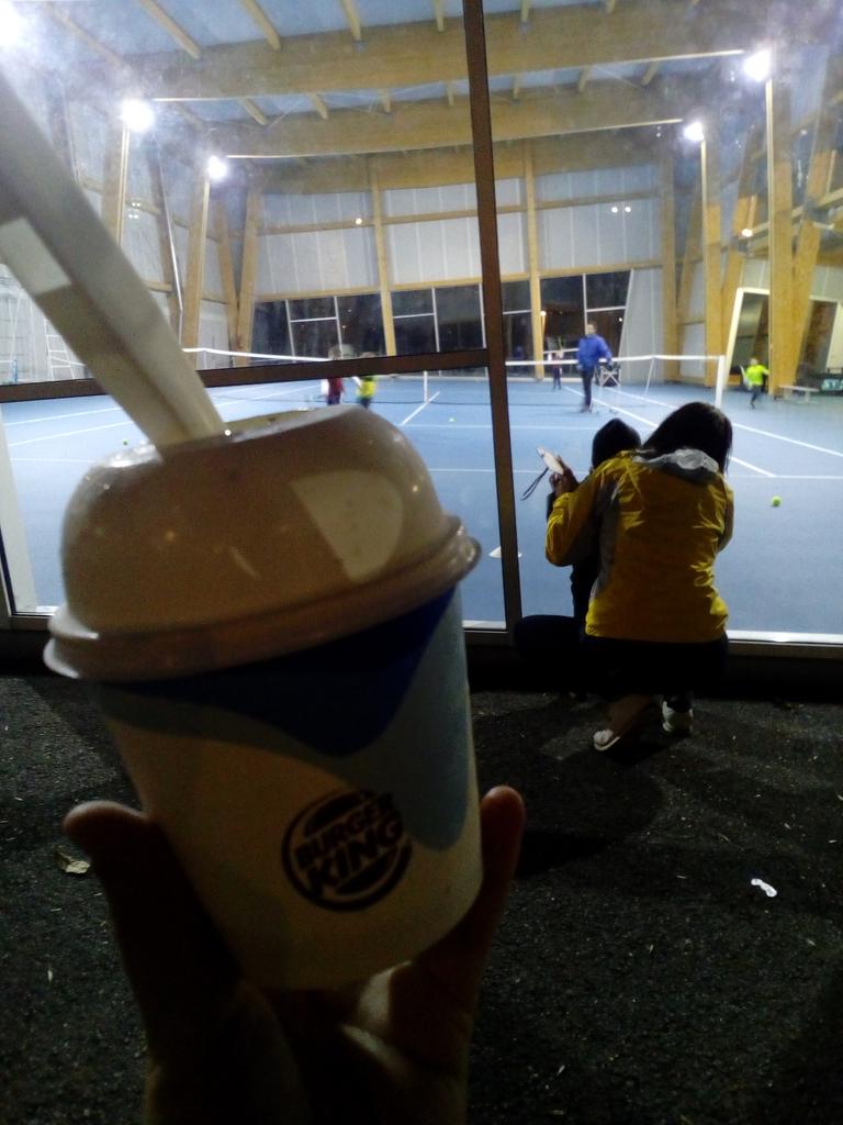 Encarni_19's tweet photo. Ratito de tenis y para combatir el frío un buen 🍦🍦🍦 https://t.co/bUDp7DDwZc