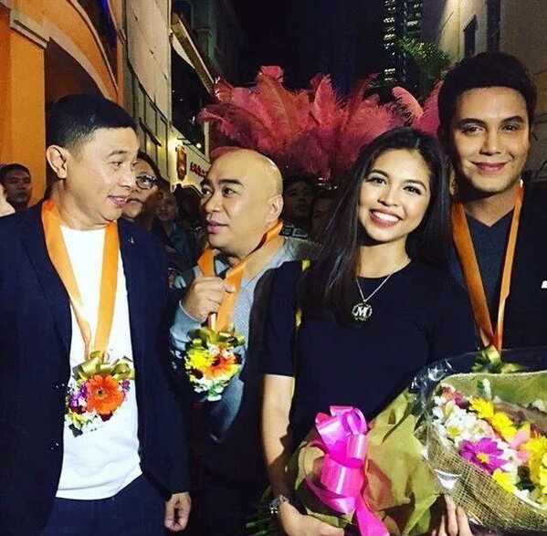 ImbaebyBas's tweet photo. Ate @mainedcm with Jowapao Salamat po! Hindi lang po masaya kundi naiiyak sa sobrang saya!

#ALDUBWalkOfFame https://t.co/AJhzRobAx1