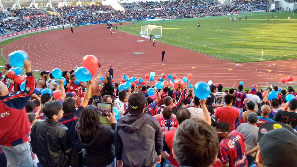 Felixatlante12's tweet photo. Conmovedor el apoyo y el cariño de miles y miles de azulgranas que desean este título para nuestro equipo @Atlante https://t.co/BmpyEIlHYY
