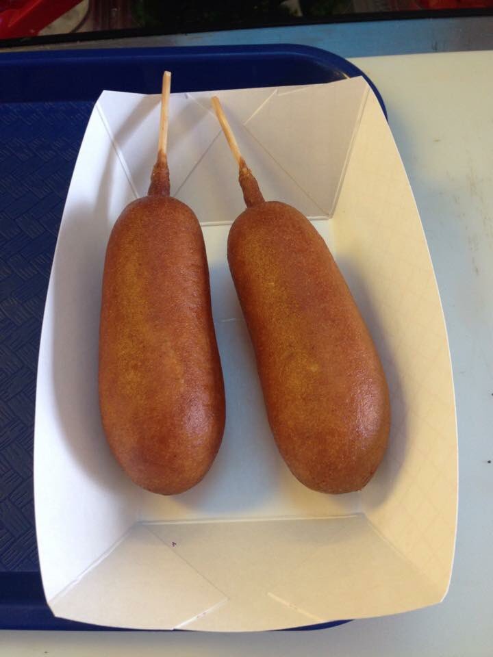 UniversityDogs's tweet image. Burr! It definitely feels like December! Warm yourself up with 2 corn dogs for $4 today! #TwoCornDogTuesday