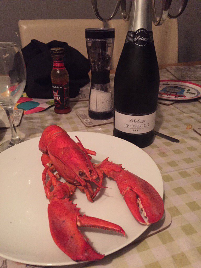 MrCrabBuffet's tweet image. RT  Evening meal #lobster #notfussed #Prosecco #fussed 👌🏼