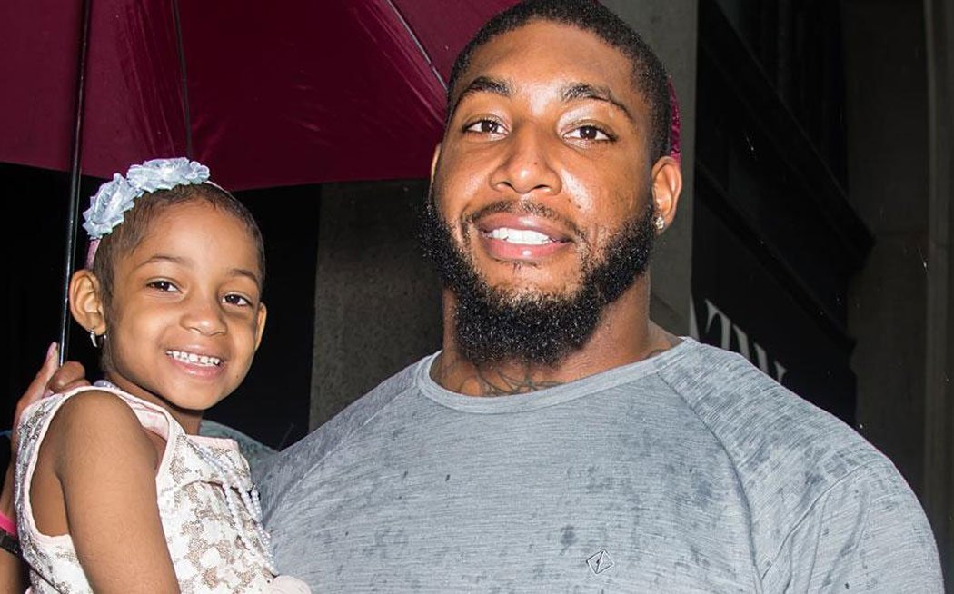 theSTASHED's tweet image. Devon Still's Daughter, Leah, Is Officially Cancer-Free #LeahStrong thestashed.com/2015/12/01/dev…