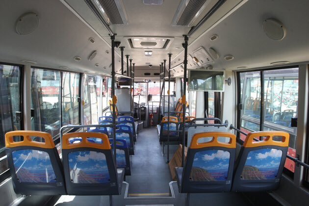 Los asientos azules son exclusivos para personas de 3ra edad, movilidad reducida y embarazadas.