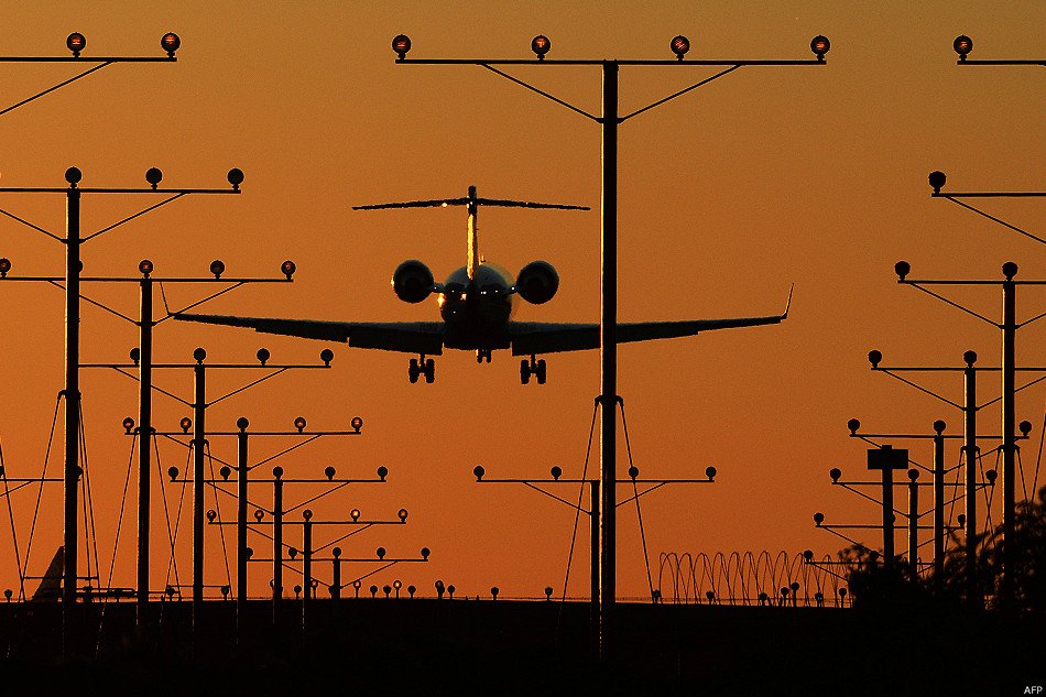 bbcmundo's tweet photo. ¿Por qué tanta gente odia los aeropuertos de EE.UU.? https://t.co/Cjz0vmKz59 https://t.co/VWi2suY5bo