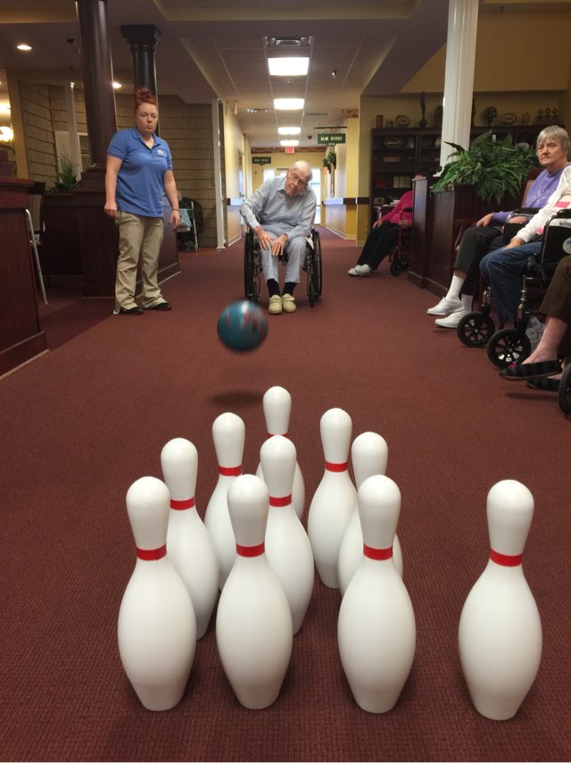 ForestGlenHC's tweet photo. Legacy residents striking a pose! #stike #300 #funrolling https://t.co/dhwZEJzDGn