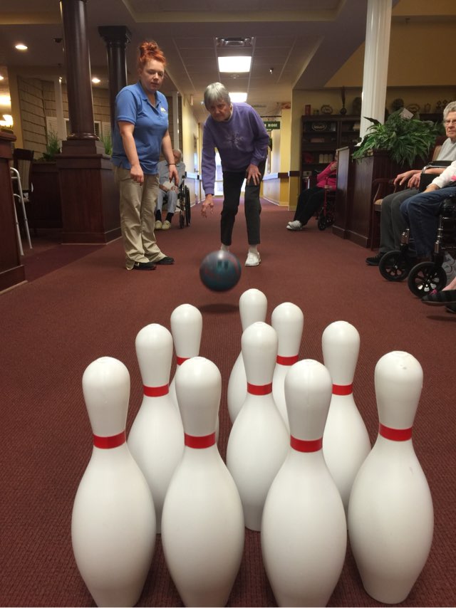 ForestGlenHC's tweet photo. Legacy residents striking a pose! #stike #300 #funrolling https://t.co/dhwZEJzDGn