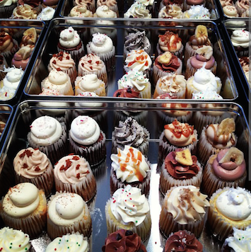Chicago_Cupcake's tweet photo. Let us #cater your #holiday #party! Call Rachel at 312-300-4797 for more info #chicago #cupake https://t.co/VeXtc8xbRa