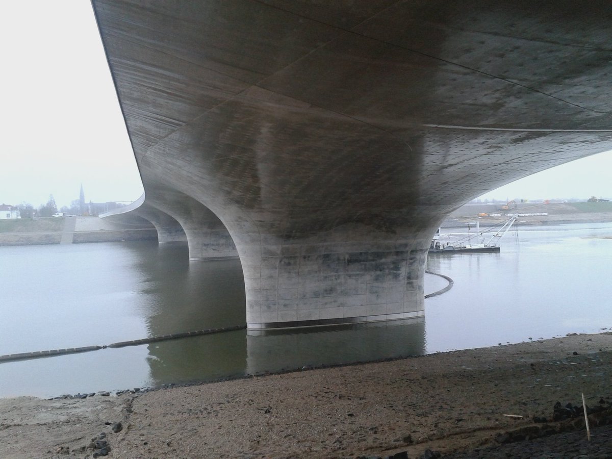 JanGerritsma's tweet photo. Nu alleen water onder Verlengde Waalbrug van @ZJArch  @rvdwnijmegen. Mooie prestatie van @DuraVermeer en @PloegamBV https://t.co/wlVTylCzgy