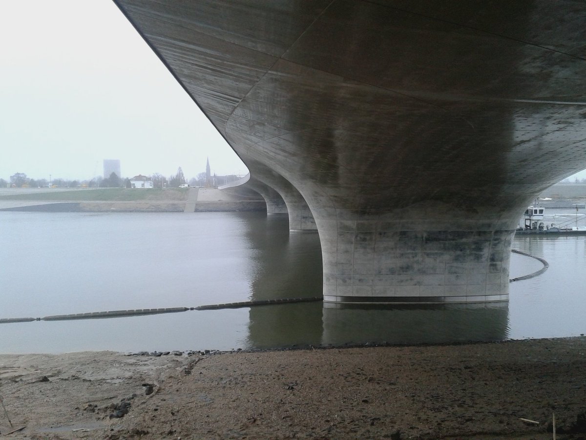 JanGerritsma's tweet photo. Nu alleen water onder Verlengde Waalbrug van @ZJArch  @rvdwnijmegen. Mooie prestatie van @DuraVermeer en @PloegamBV https://t.co/wlVTylCzgy