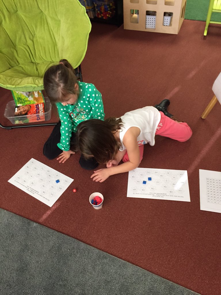 MrsRussosclass's tweet photo. Learning about teen numbers @MillCreekCPS #kdgmath https://t.co/KhD9mtDvt5