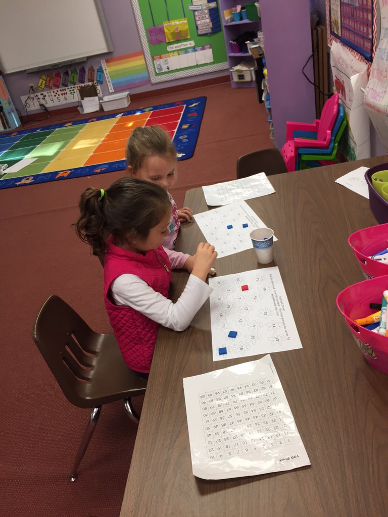 MrsRussosclass's tweet photo. Learning about teen numbers @MillCreekCPS #kdgmath https://t.co/KhD9mtDvt5