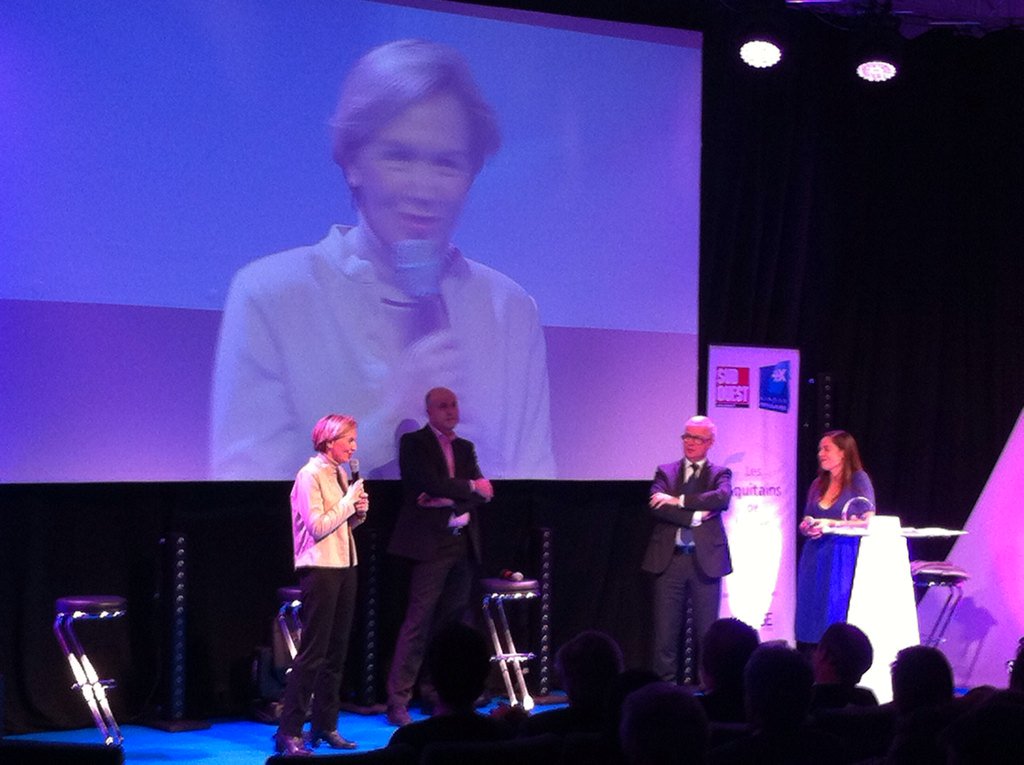 Virginie Calmels remet un prix  à Exosun ent Girondine aux Aquitains de l'Année Sud Ouest Kedge la Banque Populaire