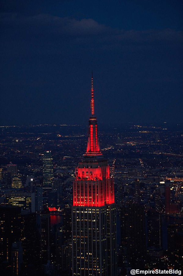 The Empire State Building was lit red last night to commemorate #WorldAIDSDay. abcn.ws/1QS3ujW