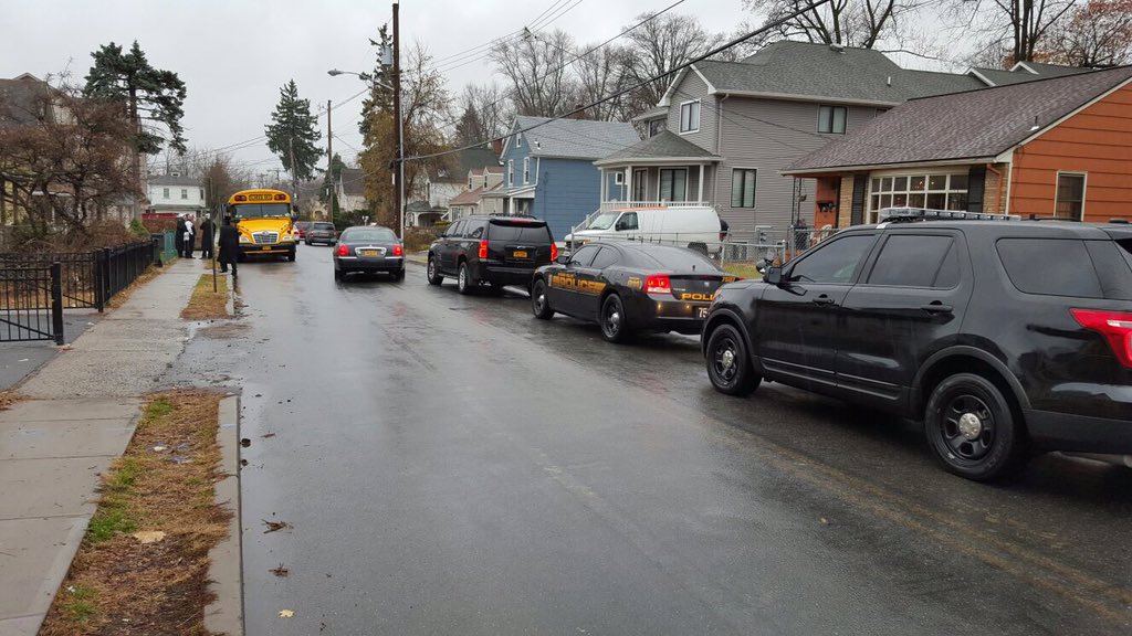 KolHaolam's tweet image. MONSEY: Stones were thrown on a bus full of kids from Belz. No inj B'H, Spring valley Police on the scene. PHOTO -