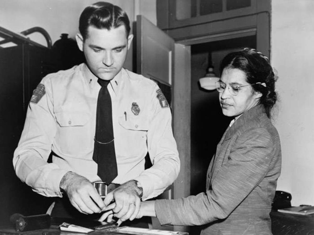 HistoryInPics's tweet image. On this day in 1955, Rosa Parks chose to not give up her seat on a bus in Montgomery, AL.
