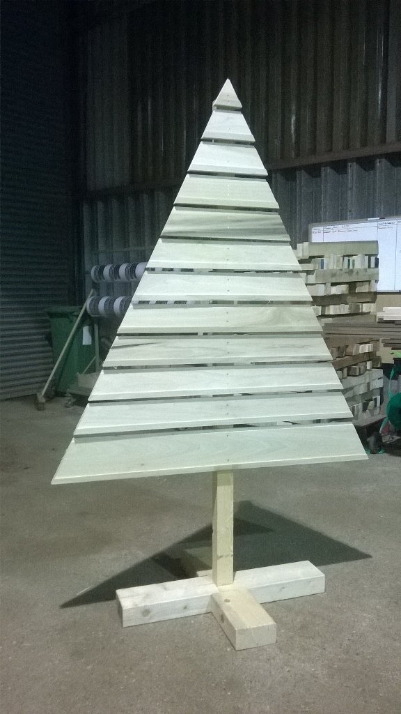 My boss <a href="/Chilworthtimber/">CTC</a> needed a fake wooden tree for a nativity play.I think I did good 👍 #Hardwood #Xmas #Boss 👊