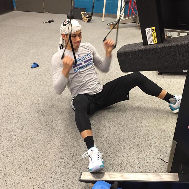 jt894's tweet photo. @JLin7 always working hard!(📷:Hornets' strength & condition coach Matt Friia) Go Jeremy! #fighterJLin https://t.co/YAo5kaVpf3