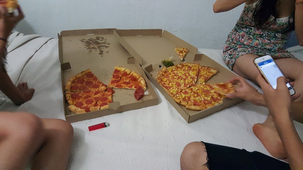 BitacoraG's tweet photo. Para cenar, pedimos pizza. https://t.co/HHNuRb3lWE