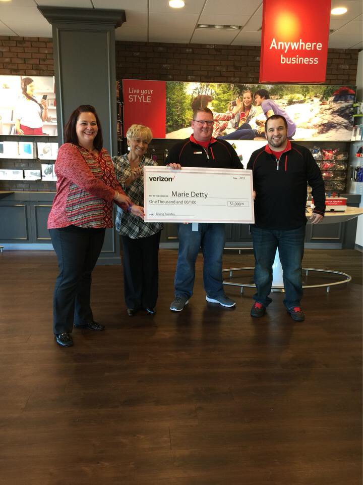 GingerDaril's tweet photo. The team at the Lawton, OK @Verizon store was proud to give #MarieDetty a #GivingTuesday donation today! https://t.co/k9d4Sq98Uy