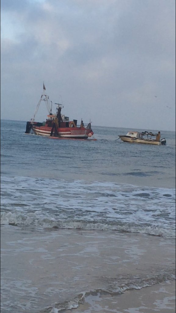 #UnDíaConElSeprona Incluyendo bracos echando los cercones a 15 metros de la orilla.   Huelva=CostaSinLey